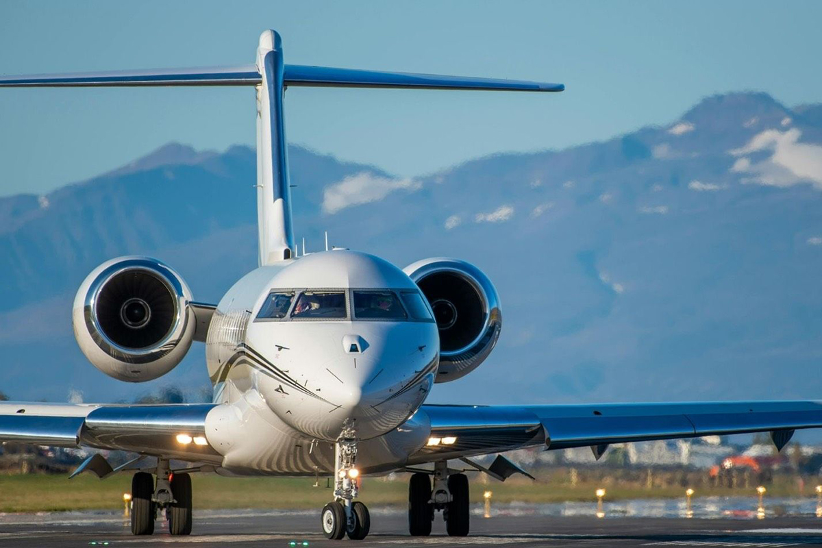 항공사들은 유류 할증료를 인상함으로써 유가 위기에 대처...