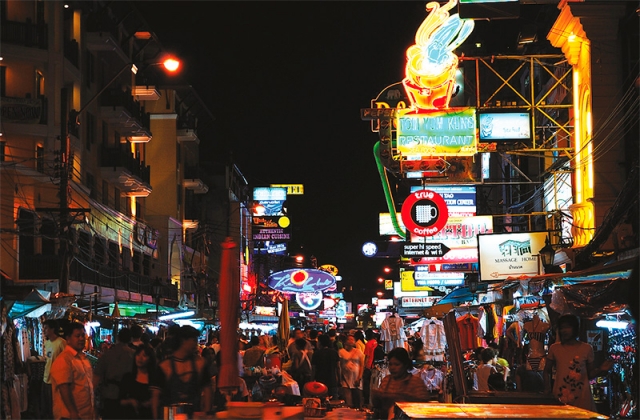 카오산 로드는 관광객이 사라지고 소비가 위축되면서 여러...